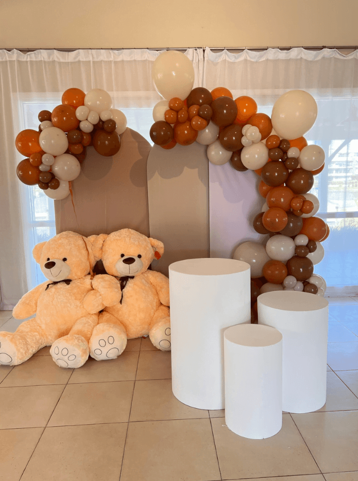 Alquiler de mobiliario + arco de globos - Imagen principal
