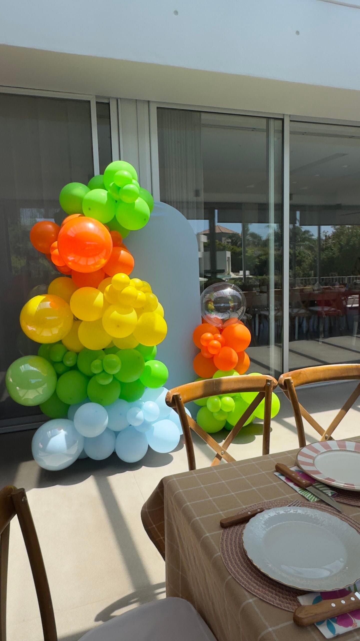 Arco de globos Aloha + panel - Imagen principal