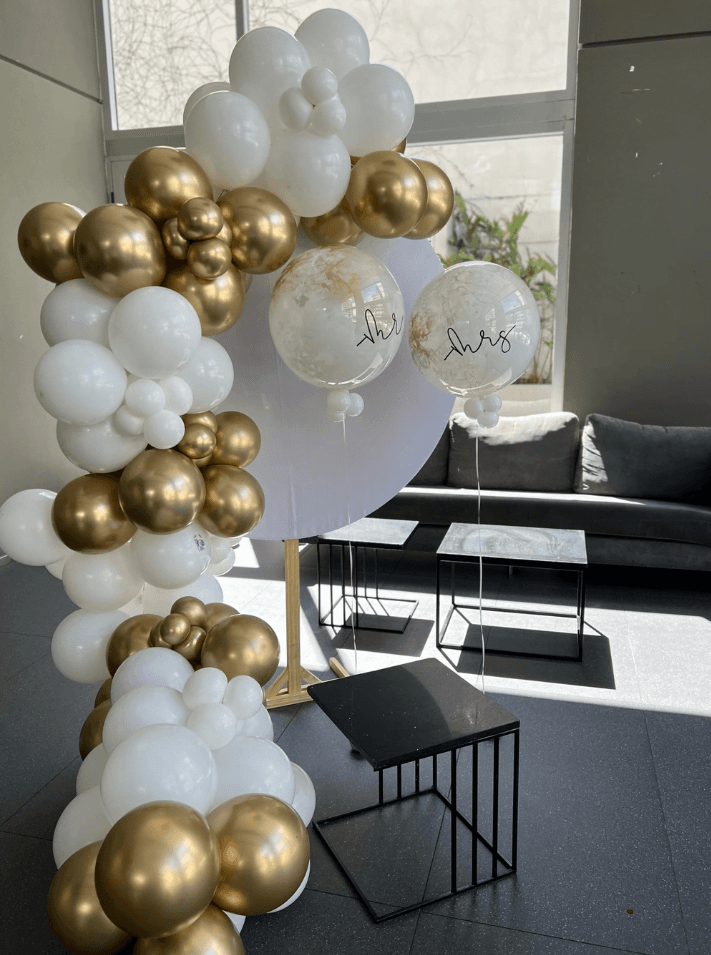 Arco de globos + burbujas + mobiliario