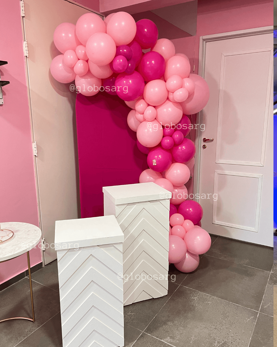 Mobiliario + arco de globos 2 m