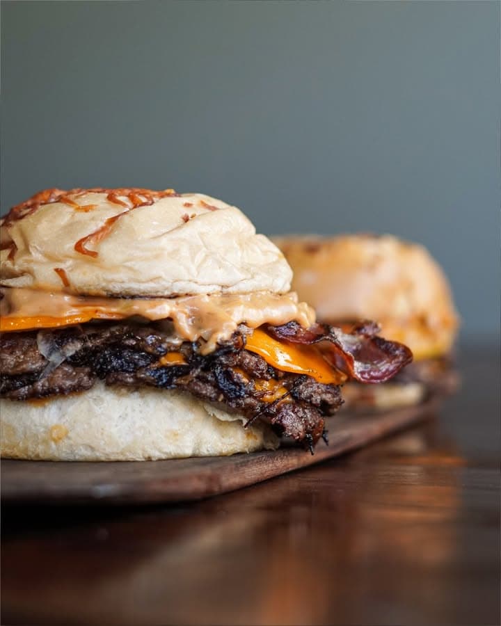 Menú Hamburguesa a la parrilla o smash, con extras y salsas de autor