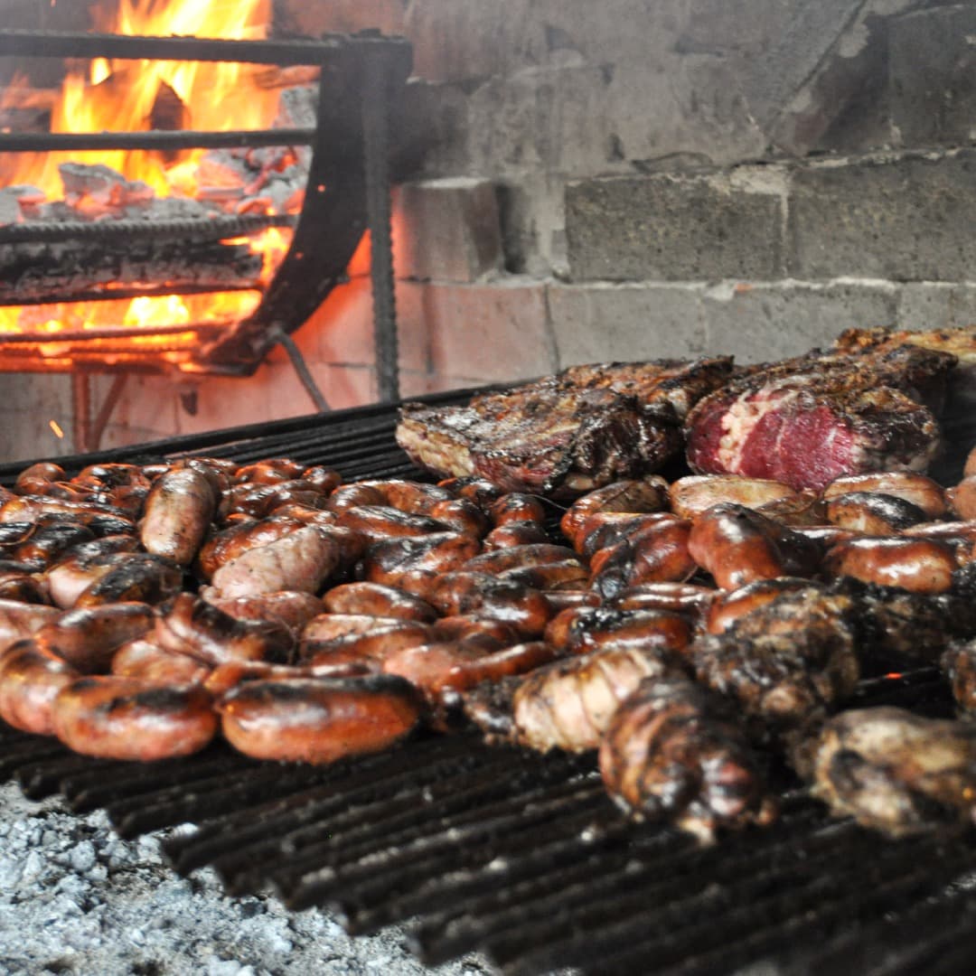 Menú Asado: achuras, choripán bombón, colita de cuadril y bondiola