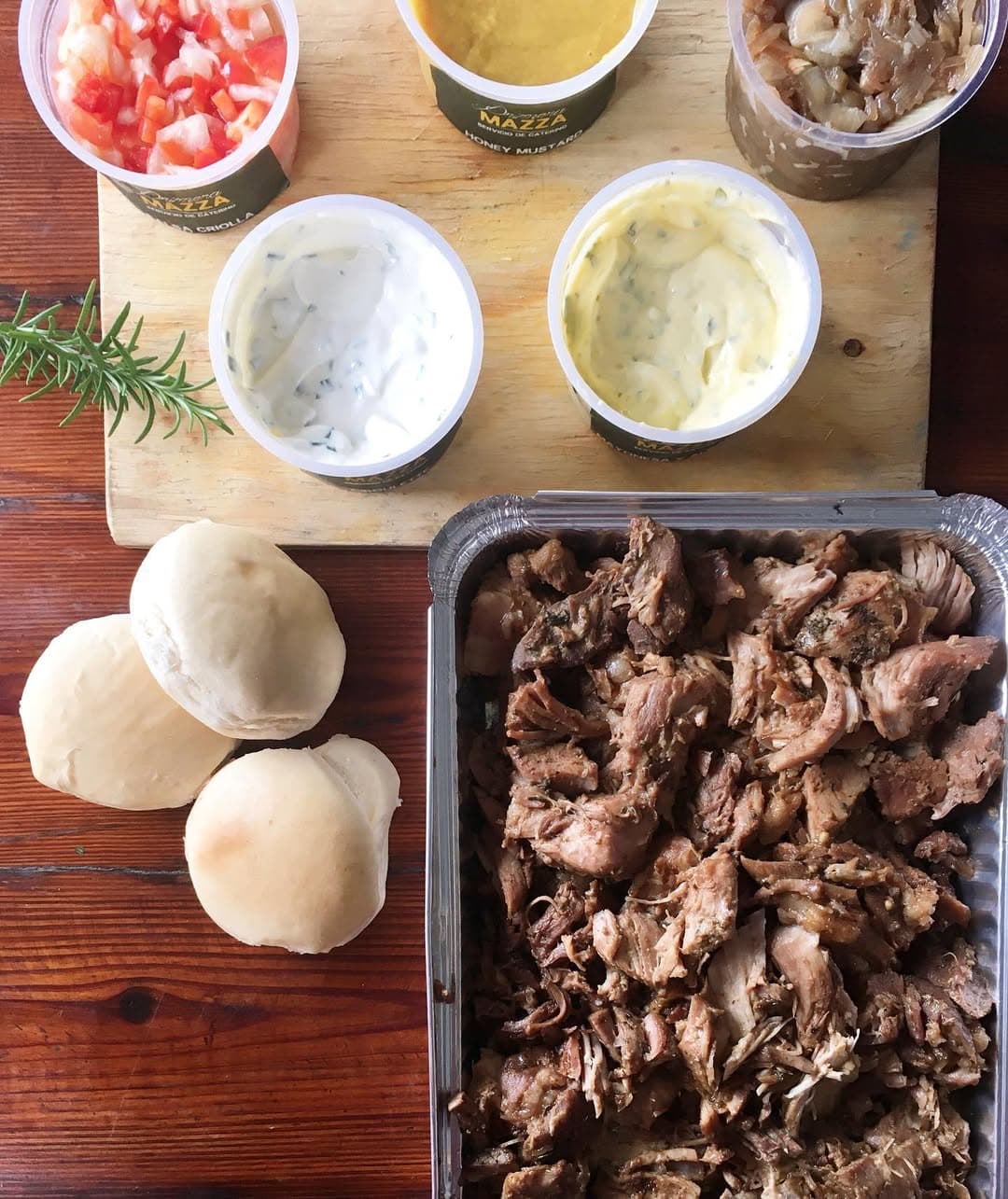 Menú Pernil: recepción + pernil de cerdo en pan con salsas