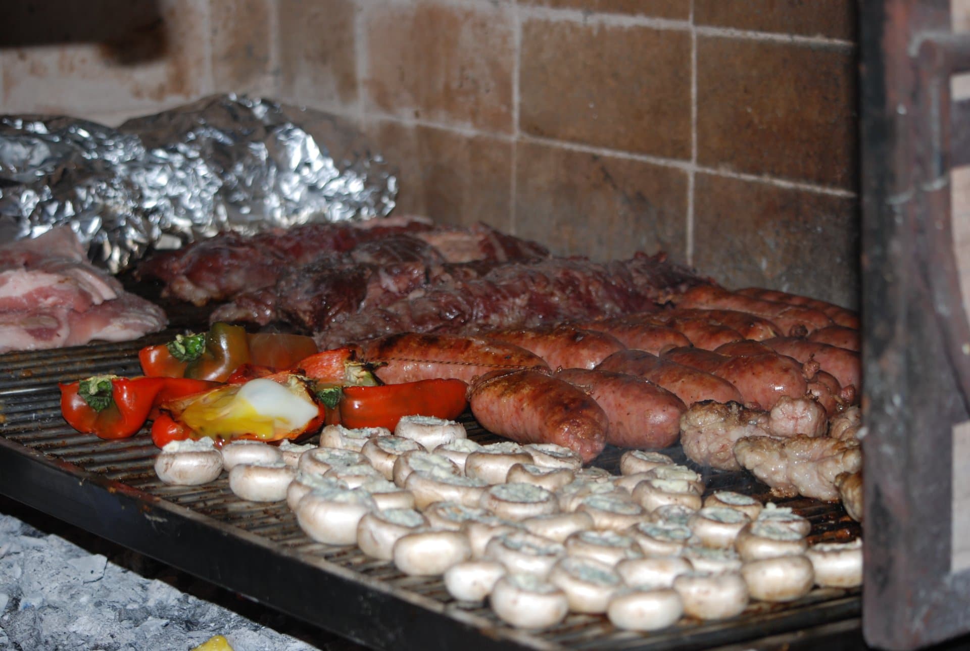 Menú Al Fuego: chorizo, molleja y entraña, sándwich de lomo y bondiola - Imagen principal