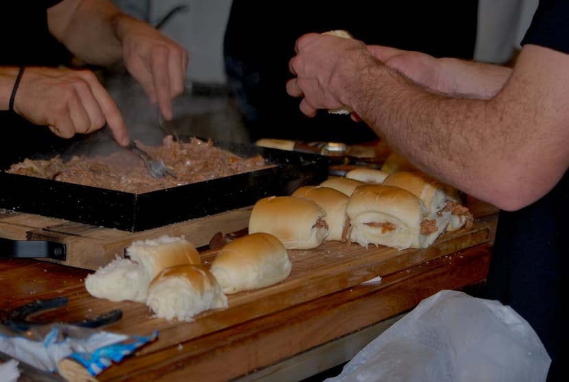 Sándwiches armándose sobre la parrilla durante un evento