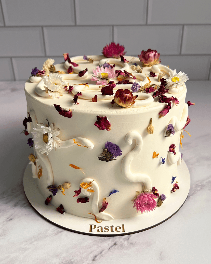 Torta personalizada blanca decorada con flores secas