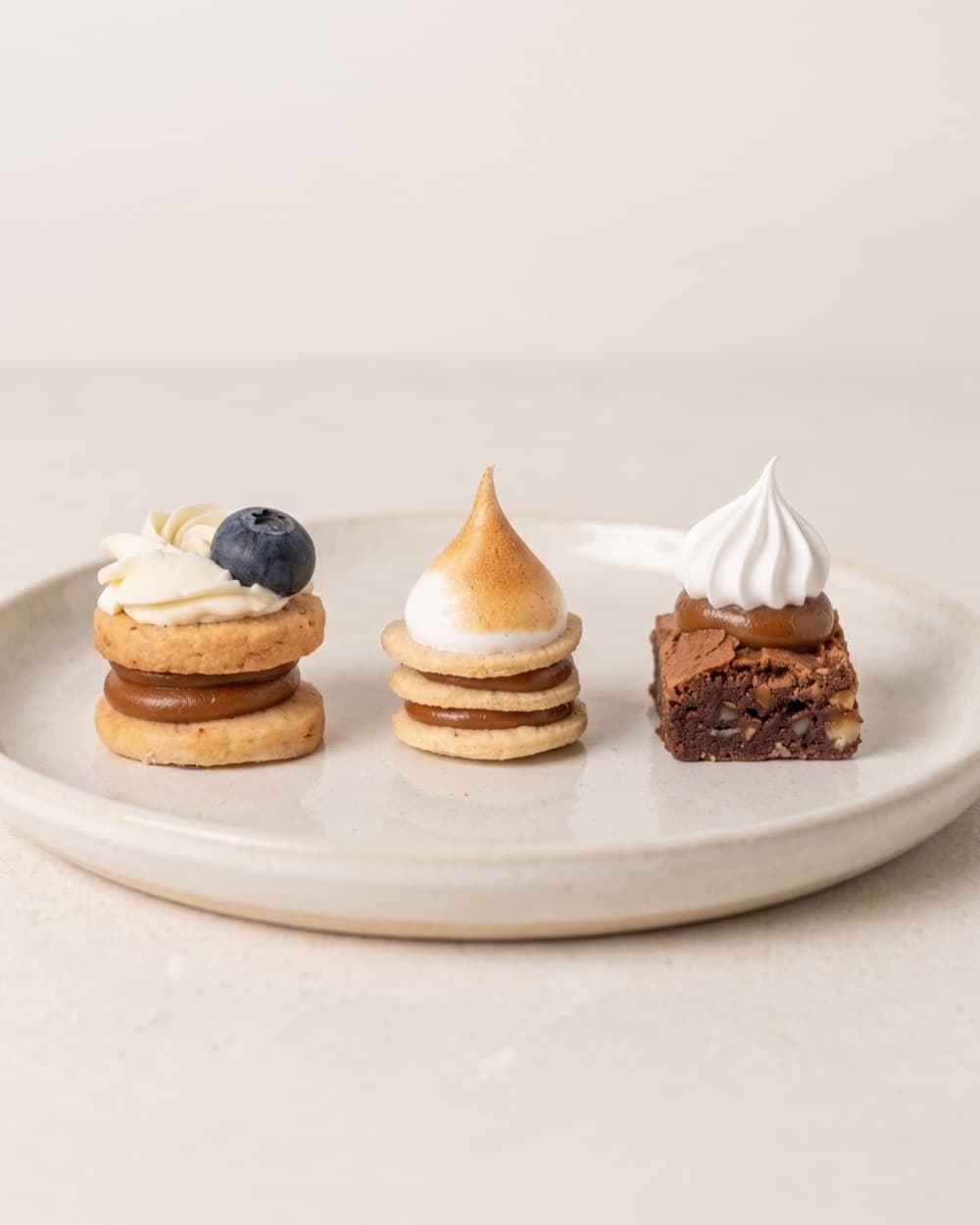 Caja de 25 petit fours surtidos: rogel, sablée y brownie